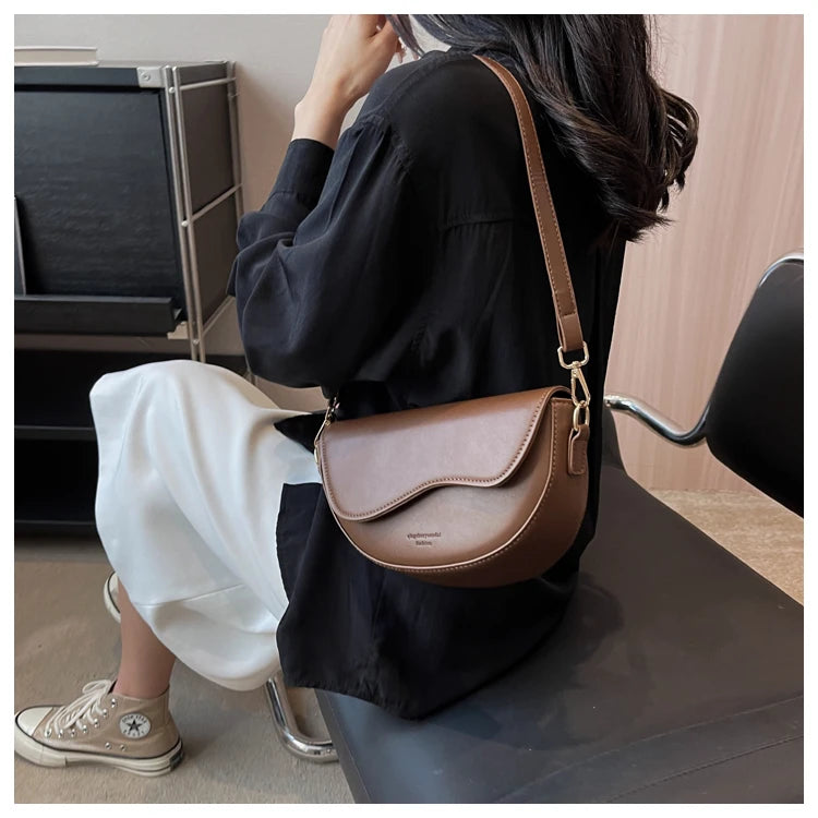 Claire – Elegante Handtas met Luxe Afwerking en Suède-achtige Voering