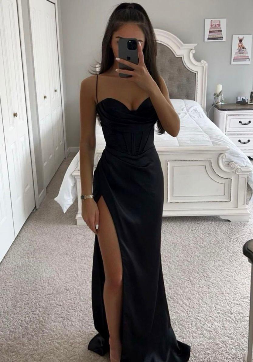 Tiffany – Luxe Satijnen Avondjurk met Hoge Split