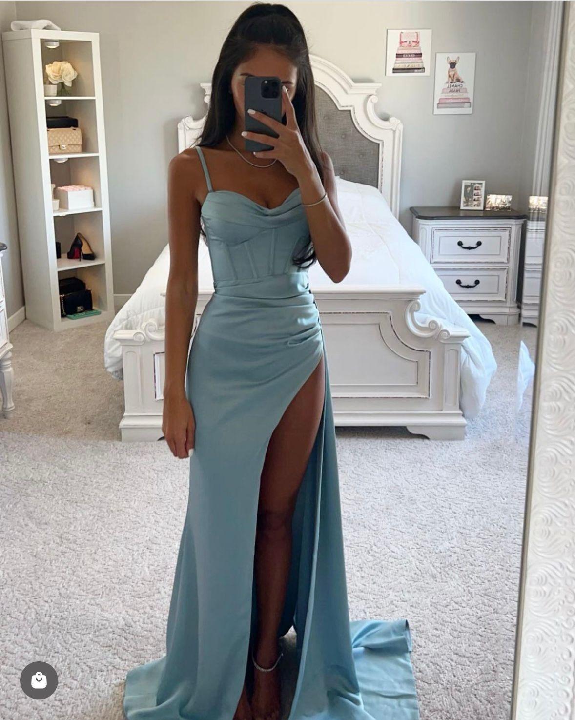 Tiffany – Luxe Satijnen Avondjurk met Hoge Split