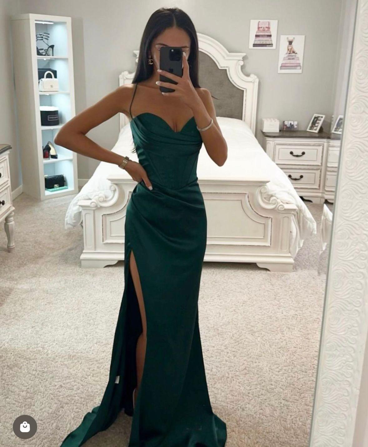 Tiffany – Luxe Satijnen Avondjurk met Hoge Split