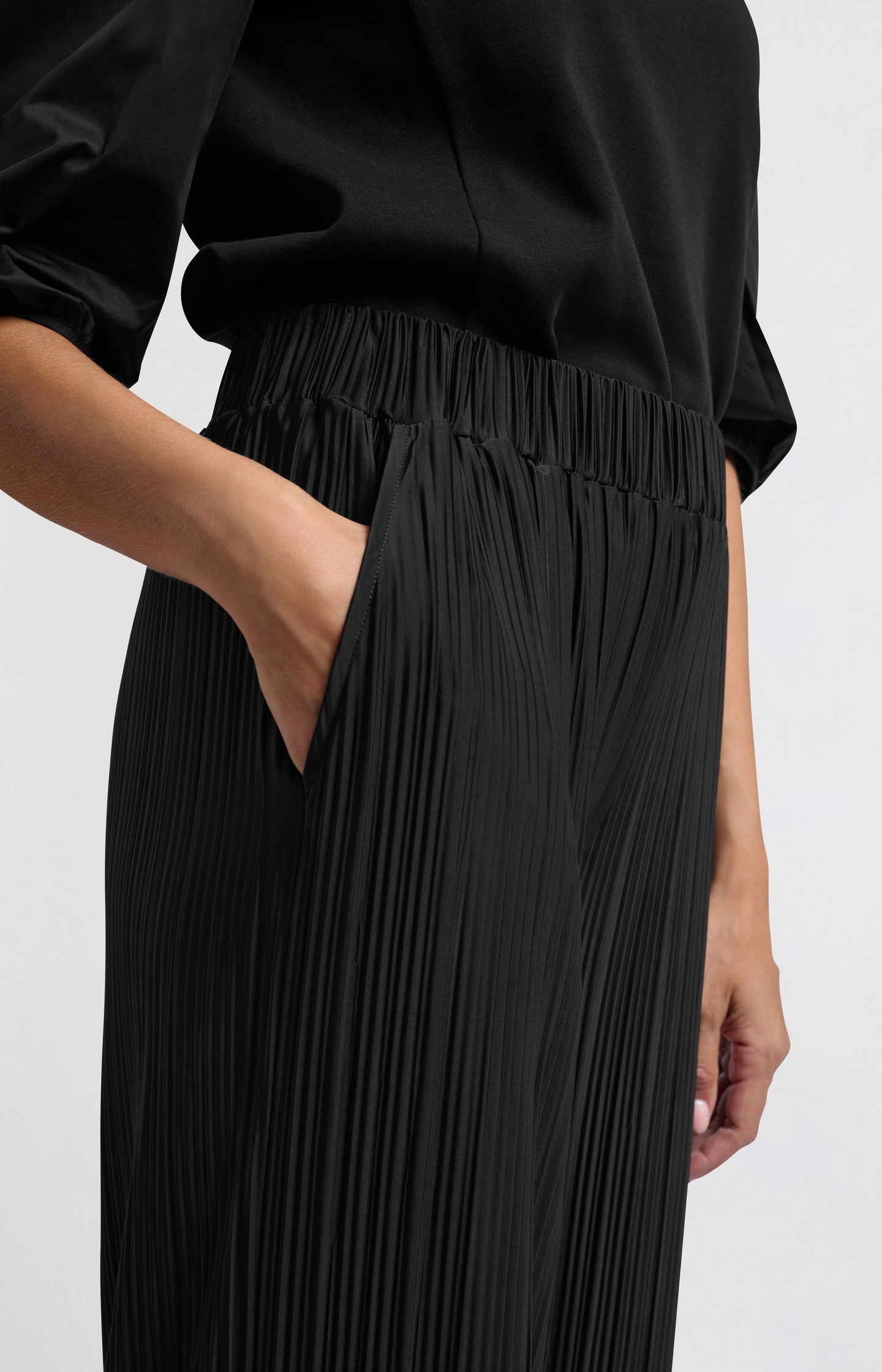 Elena – Elegante Plooibroek met Elastische Tailleband