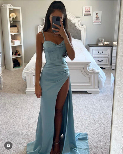 Tiffany – Luxe Satijnen Avondjurk met Hoge Split
